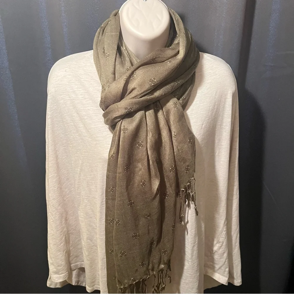 *FREE‎ with bundle! Set Cream Textured Scarf w taupe stripes & olive color.
